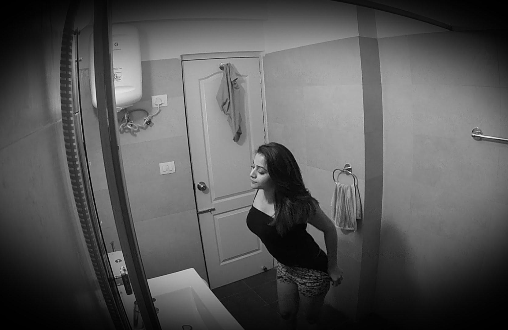Молодая домохозяйка с маленькими сиськами перед скрытой камерой приняла душ