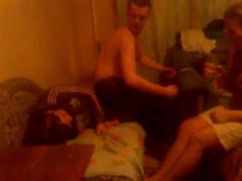Русский парень трахает пьяненькую армянку у себя дома