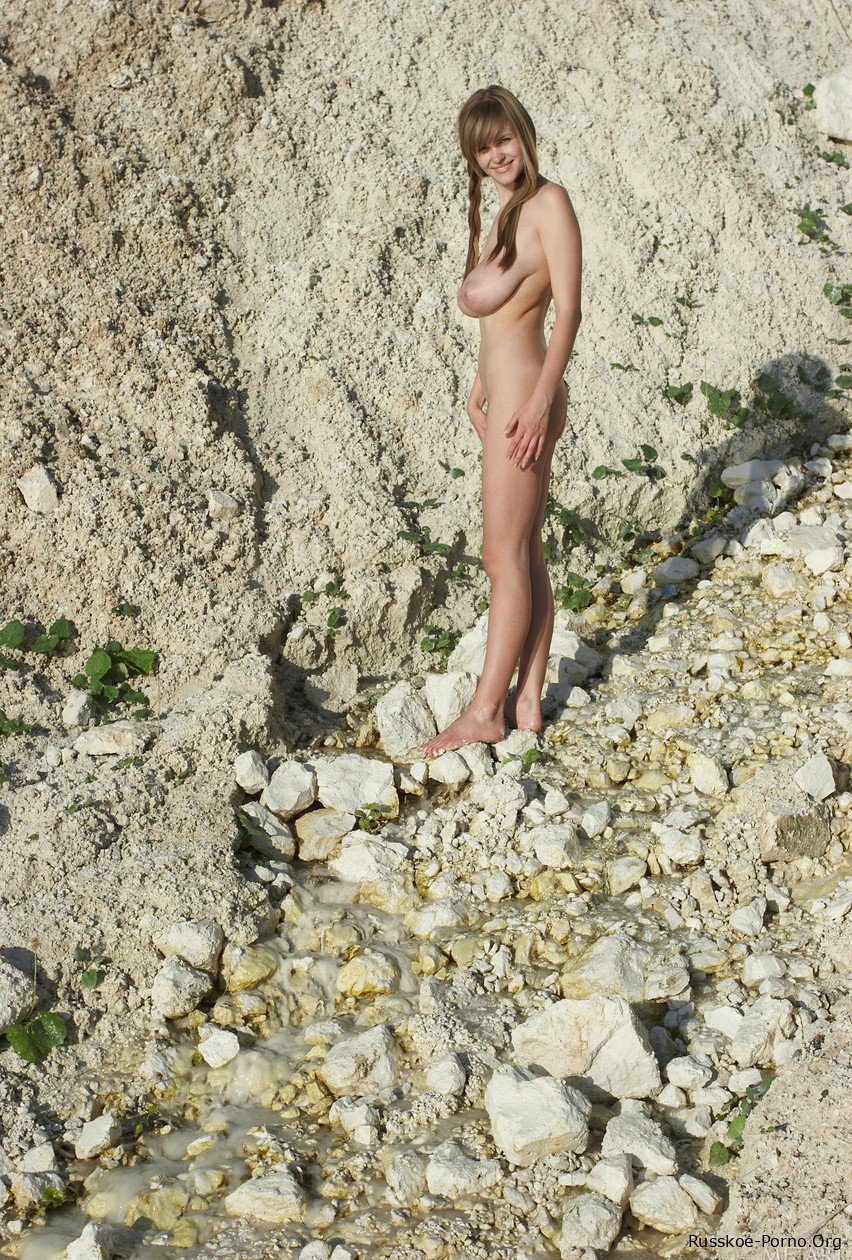 Сексуальная красотка Мария дразнящая полностью обнаженной своими большими сиськами и своим чудесным кустиком - 22 фото