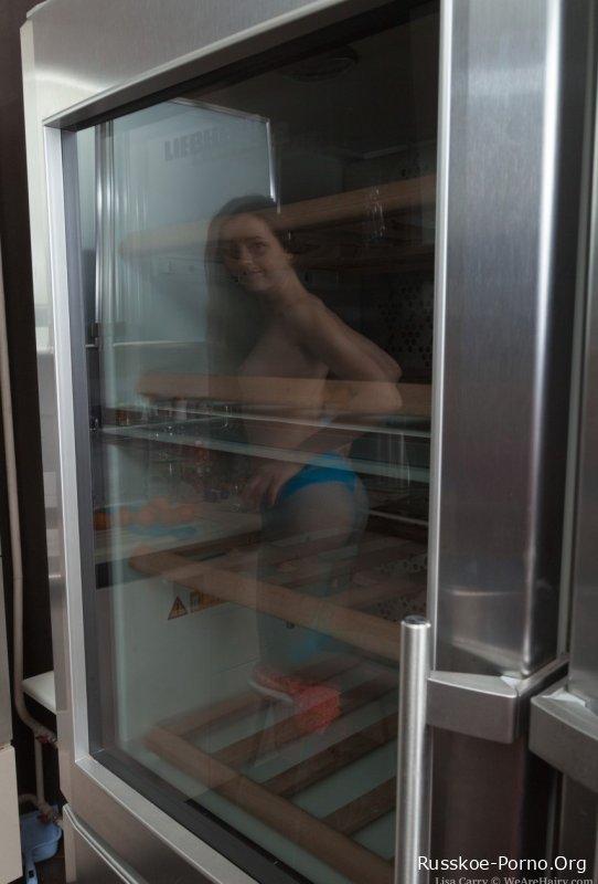Худенькая любительская брюнетка Лиза Кэрри выставляет напоказ свою волосатую любовную дырочку на кухне