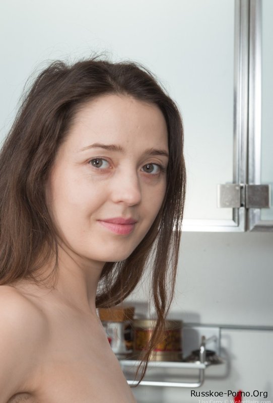 Худенькая любительская брюнетка Лиза Кэрри выставляет напоказ свою волосатую любовную дырочку на кухне