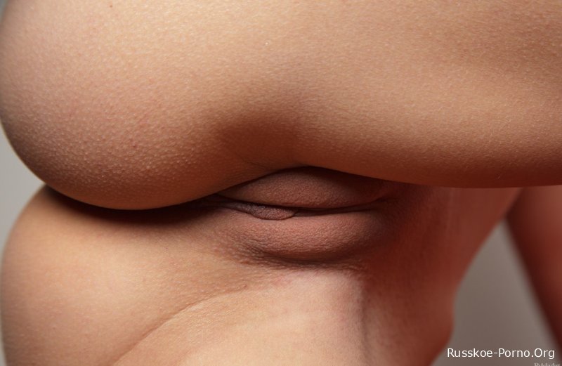 Великолепная красотка Прешес снимает свои трусики и дразнит своими горячими сиськами и попкой