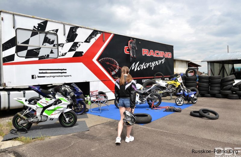 Миниатюрная русская девушка с большими сиськами Элис Уэйн трахается с мускулистым байкером