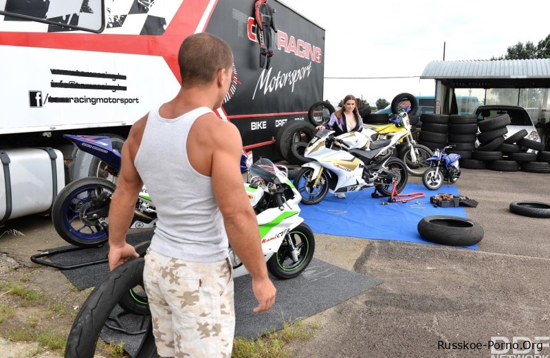 Миниатюрная русская девушка с большими сиськами Элис Уэйн трахается с мускулистым байкером