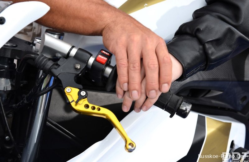 Миниатюрная русская девушка с большими сиськами Элис Уэйн трахается с мускулистым байкером