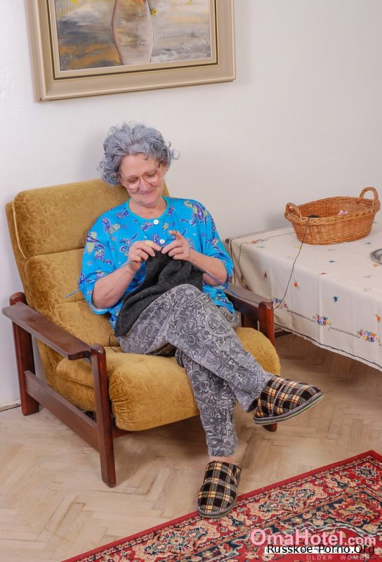 Подросток с большой грудью трахает кудрявую бабулю желтой секс игрушкой