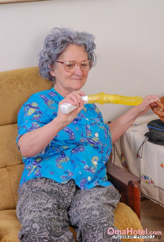 Подросток с большой грудью трахает кудрявую бабулю желтой секс игрушкой