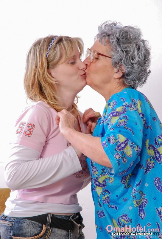 Подросток с большой грудью трахает кудрявую бабулю желтой секс игрушкой