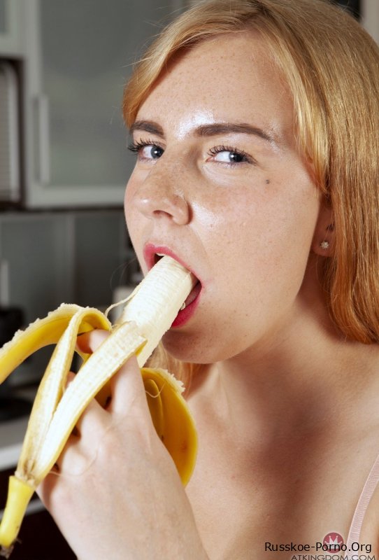 Пухленькая русская Синтия показывает свою волосатую промежность и большую попу в соло