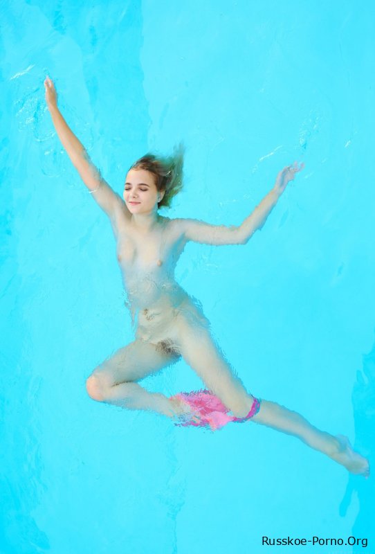 Русская молоденькая Шанель Фенн плавает полностью обнаженной и показывает свою восхитительную киску