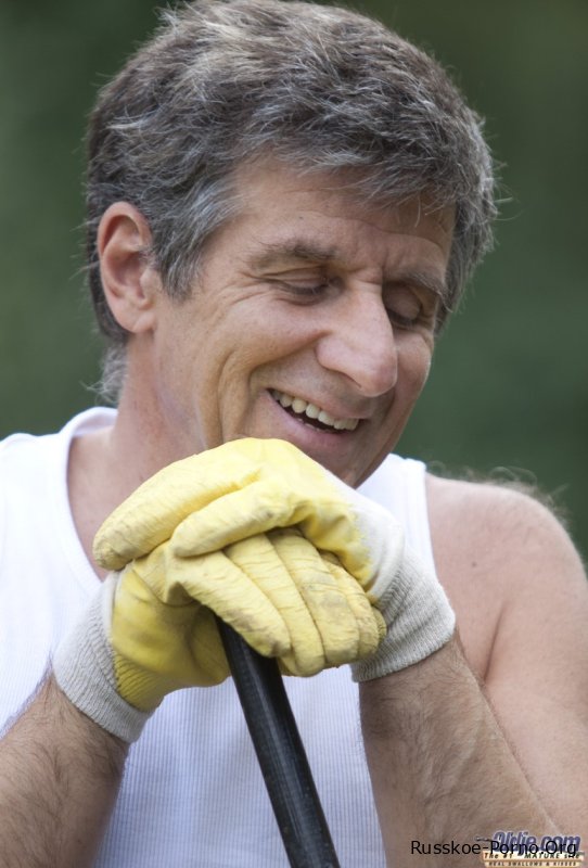 Стройная милашка Джина Герсон обнажает свои маленькие сиськи и берет член старого садовника