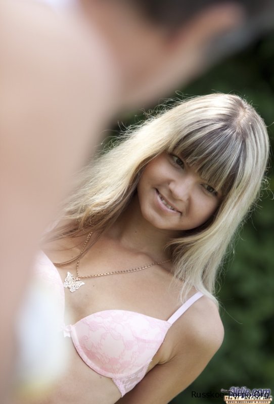 Стройная милашка Джина Герсон обнажает свои маленькие сиськи и берет член старого садовника