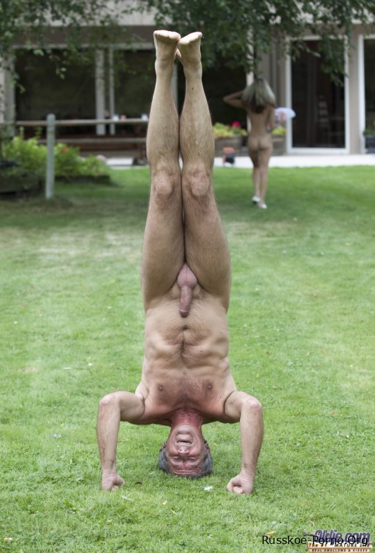 Стройная милашка Джина Герсон обнажает свои маленькие сиськи и берет член старого садовника