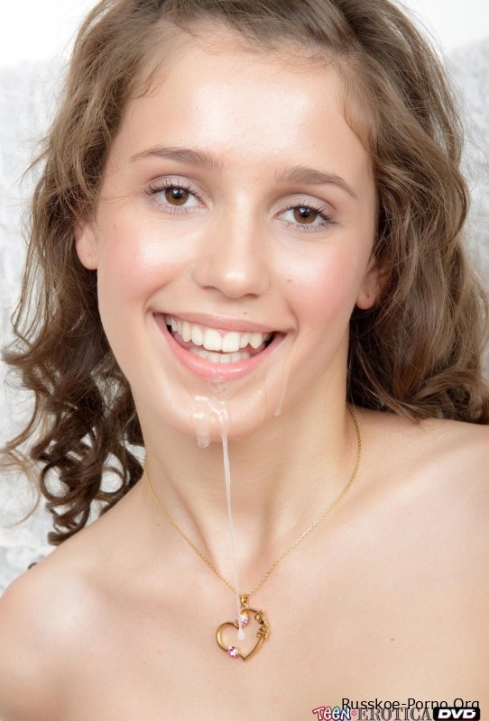 Очаровательная худенькая молоденькая Абелинда сосет большой толстый член и получает трах в свою задницу