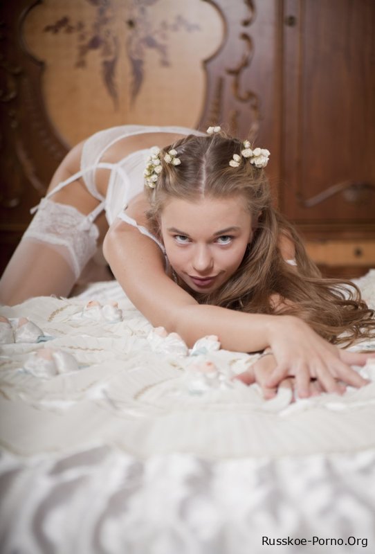 Великолепная молоденькая Милена Ди в белом нижнем белье обнажает свою аппетитную киску