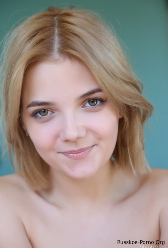 Сексуальная красотка с волосатой киской Шанель Фенн позирует обнаженной в своей спальне