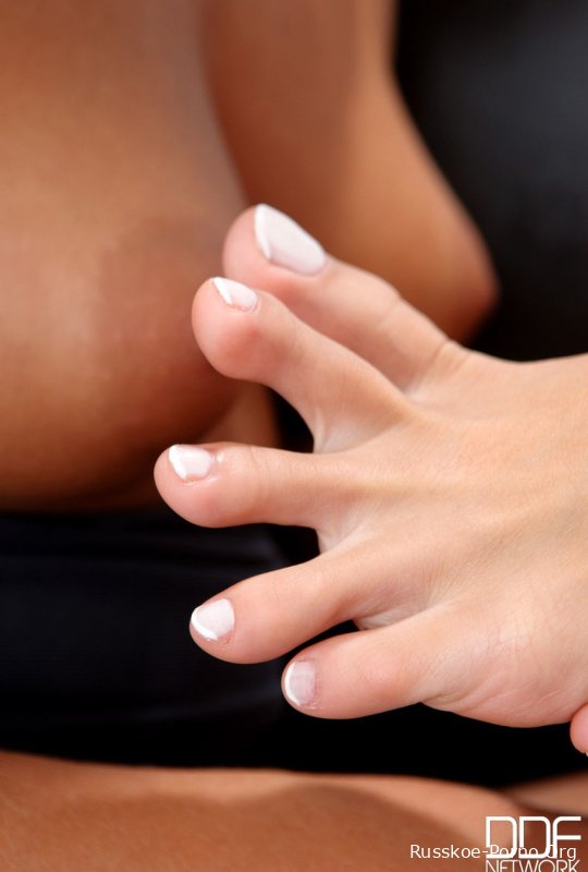 Милф-блондинка Эбби Байенс и милая горничная Алина наслаждаются страстным фут-фетишем