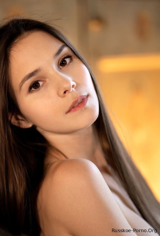 Молодая брюнетка Леона Миа полностью раздевается после действия под юбкой без трусиков