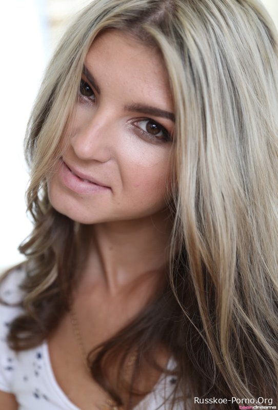 Сладкая молоденькая любительница Джина Герсон обнажает свое миниатюрное тело перед тем, как поиграть с собой