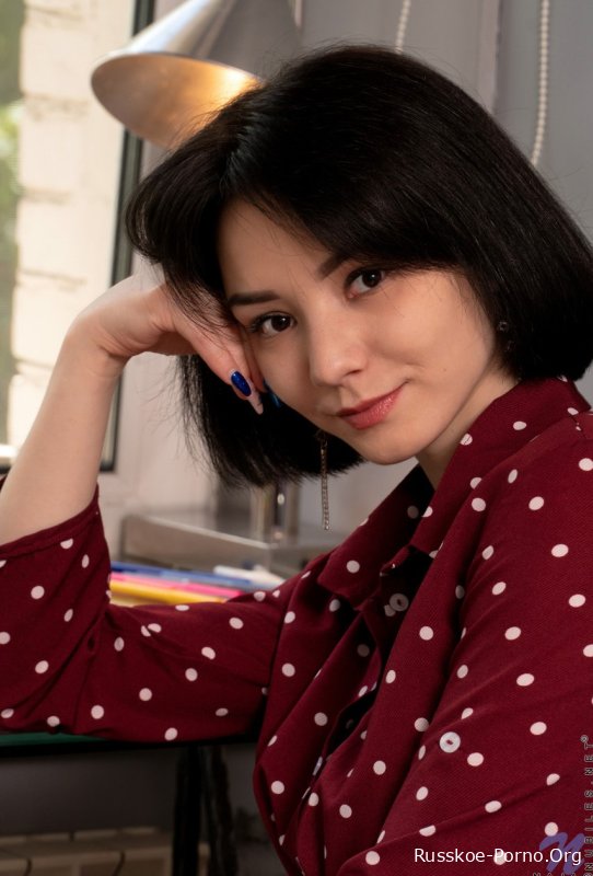 Черноволосая молоденькая Ная снимает свой наряд и трет свою аппетитную киску