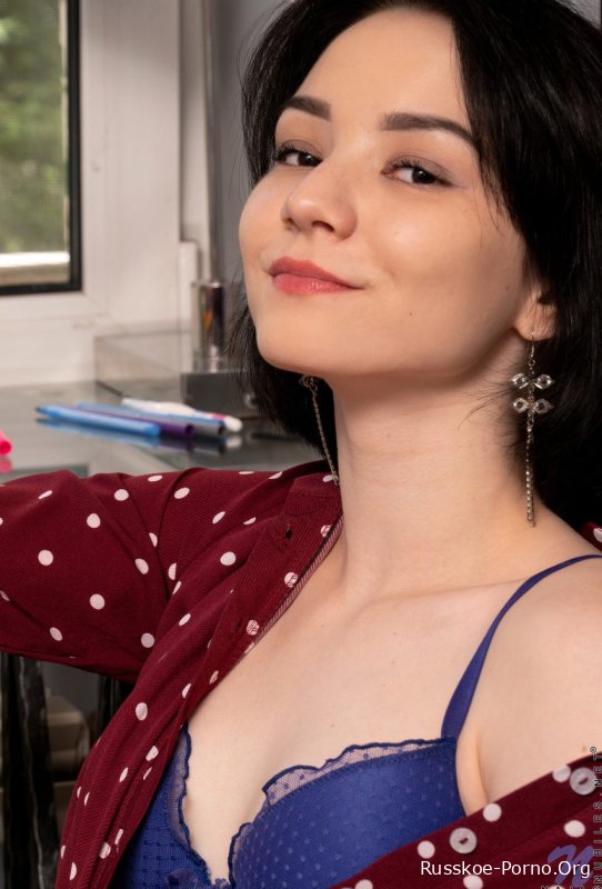 Черноволосая молоденькая Ная снимает свой наряд и трет свою аппетитную киску