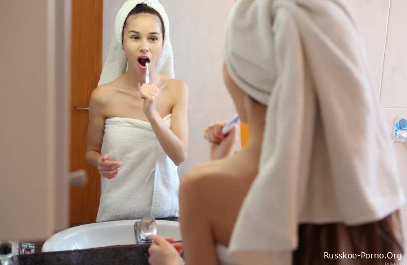 Русская молоденькая красотка Леона Миа сбрасывает полотенце и выставляет напоказ свое худенькое тело