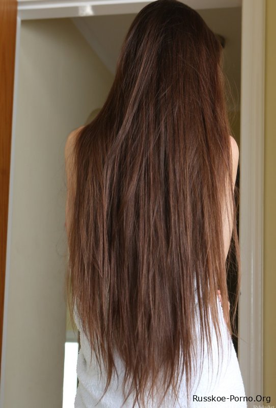 Русская молоденькая красотка Леона Миа сбрасывает полотенце и выставляет напоказ свое худенькое тело