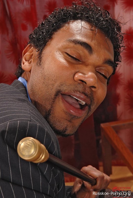 Белокурая красотка с маленькими сиськами Кэсси Кристал получает затемнение после стриптиза