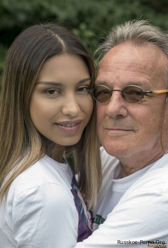 Милая брюнетка с татуировкой Roxy Lips скачет верхом на члене старого папочки на открытом воздухе