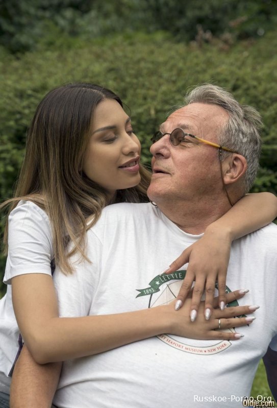 Милая брюнетка с татуировкой Roxy Lips скачет верхом на члене старого папочки на открытом воздухе