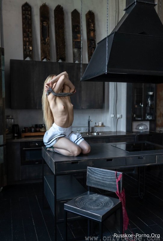 Великолепная блондинка Алексия Фокс дразнит своим телом на горячей кухне соло