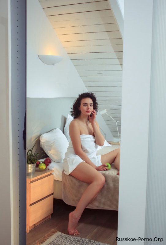 Кудрявая молоденькая Аркадия показывает свои невероятные сиськи и сексуальный выбритый клитор