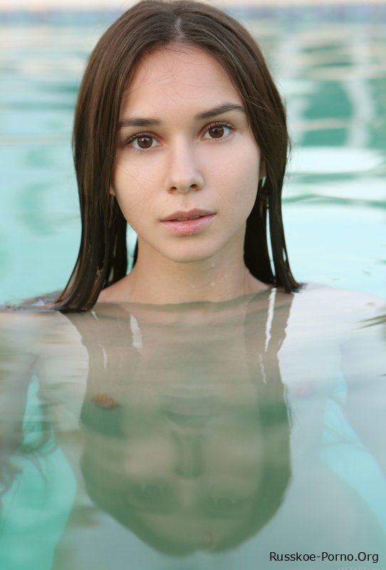 Очаровательная молоденькая Леона Миа раздевается и ласкает свои крошечные сиськи в бассейне