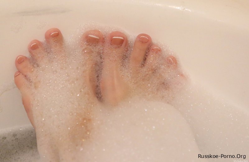 Русская молоденькая Шанель Фенн показывает свою круглую попку и маленькие сиськи в ванне