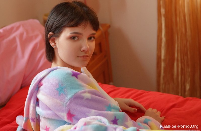 Русская молоденькая Шанель Фенн показывает свою круглую попку и маленькие сиськи в ванне