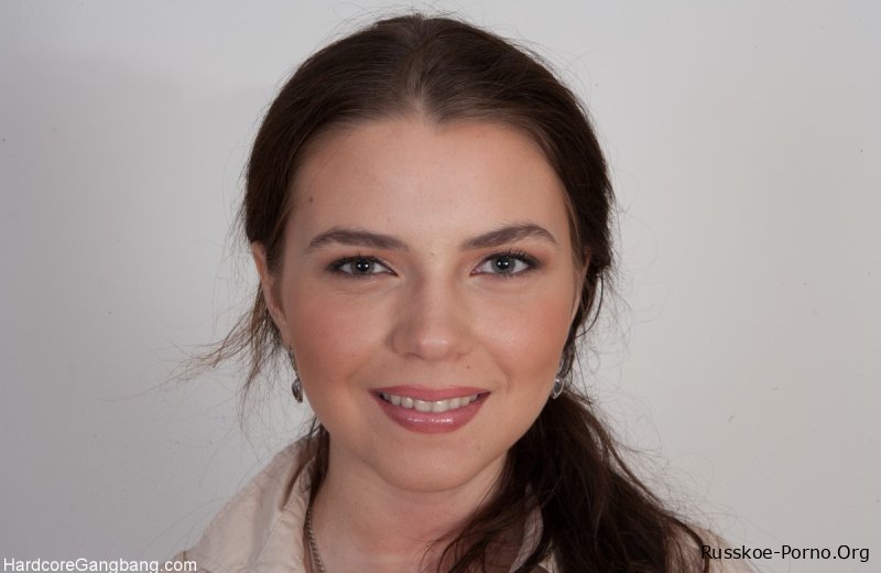 Грудастая европейская красотка Марина Висконти раздевается и позирует обнаженной на кастинге