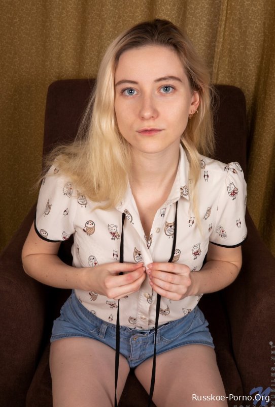 Русская музыкантша Томнат раздевается догола и массирует свою сладкую киску