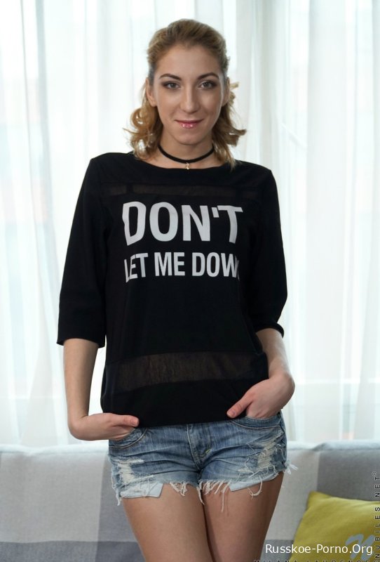 Возбужденная красотка Милана Лоуренс ласкает свою бритую киску и сосет свой стеклянный фаллоимитатор