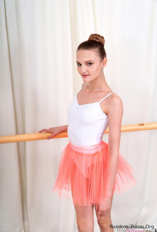 Худенькая балерина Оливия Уэстсун съедает член, прежде чем забраться на него