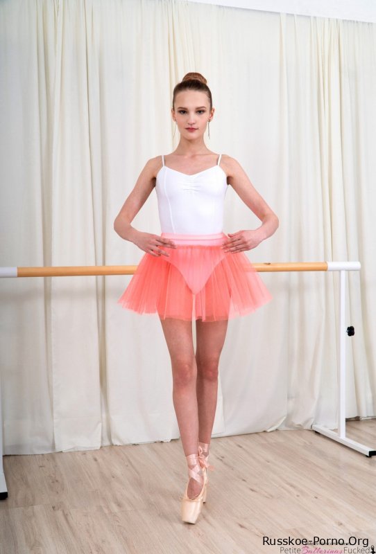 Худенькая балерина Оливия Уэстсун съедает член, прежде чем забраться на него