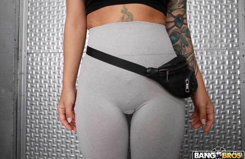 Розоволосую русскую горничную Мишу Мейвер трахают в жопу за немного дополнительных денег