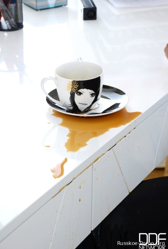 Симпатичная молоденькая Милана Фокс встает на колени, чтобы сделать минет, и берет большой черный член в свою муфту