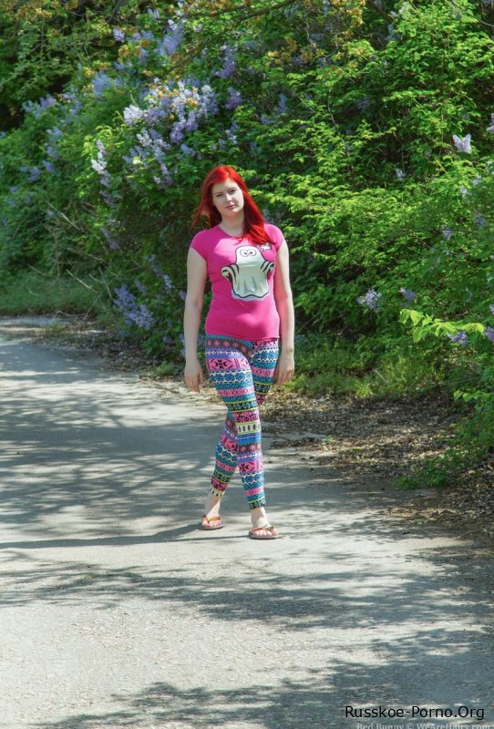 Симпатичная рыжеволосая красотка с большой грудью Red Bunny показывает свою волосатую пизду на открытом воздухе