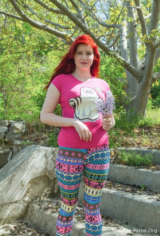 Симпатичная рыжеволосая красотка с большой грудью Red Bunny показывает свою волосатую пизду на открытом воздухе