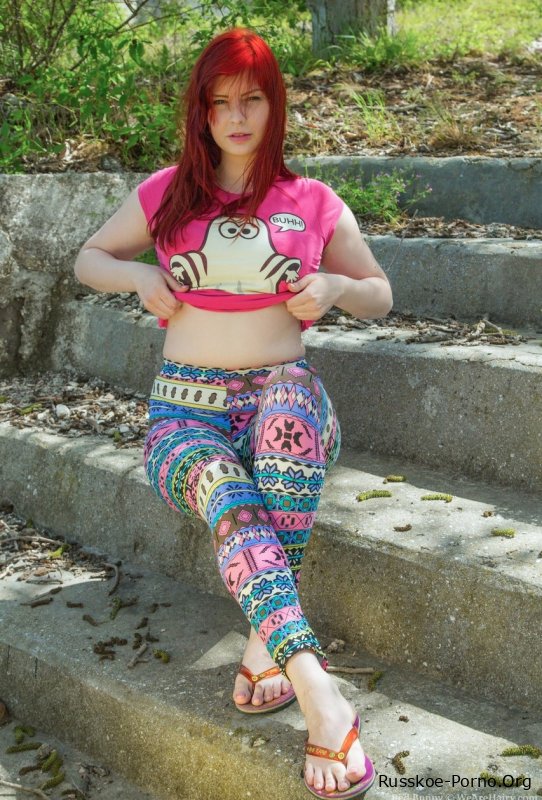 Симпатичная рыжеволосая красотка с большой грудью Red Bunny показывает свою волосатую пизду на открытом воздухе