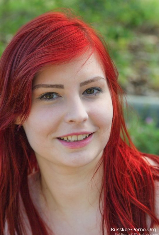 Симпатичная рыжеволосая красотка с большой грудью Red Bunny показывает свою волосатую пизду на открытом воздухе