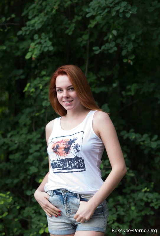 Грудастая Джинджер Кэнди Рэд позирует голой попкой у высокого дерева в лесу