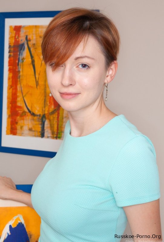 Волосатая леди Гинта показывает коллекцию своих картин и раздвигает свою киску