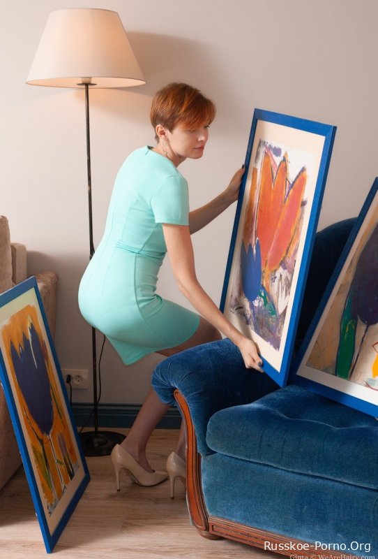 Волосатая леди Гинта показывает коллекцию своих картин и раздвигает свою киску