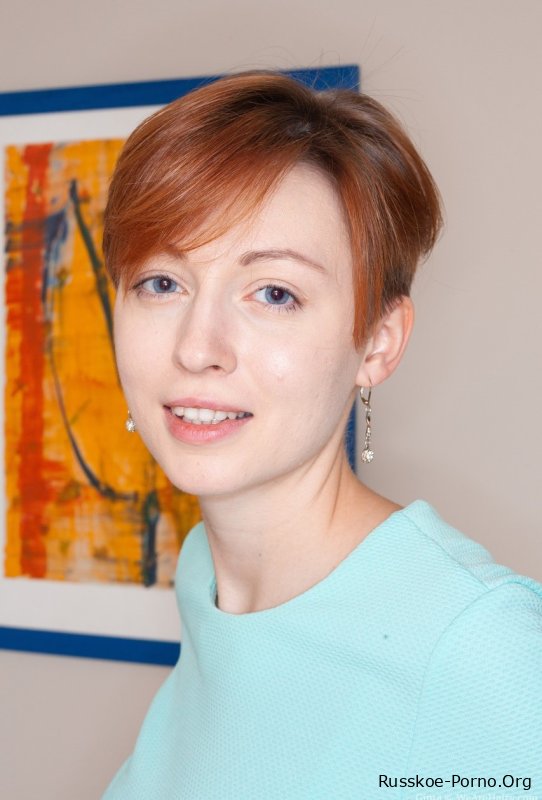 Волосатая леди Гинта показывает коллекцию своих картин и раздвигает свою киску